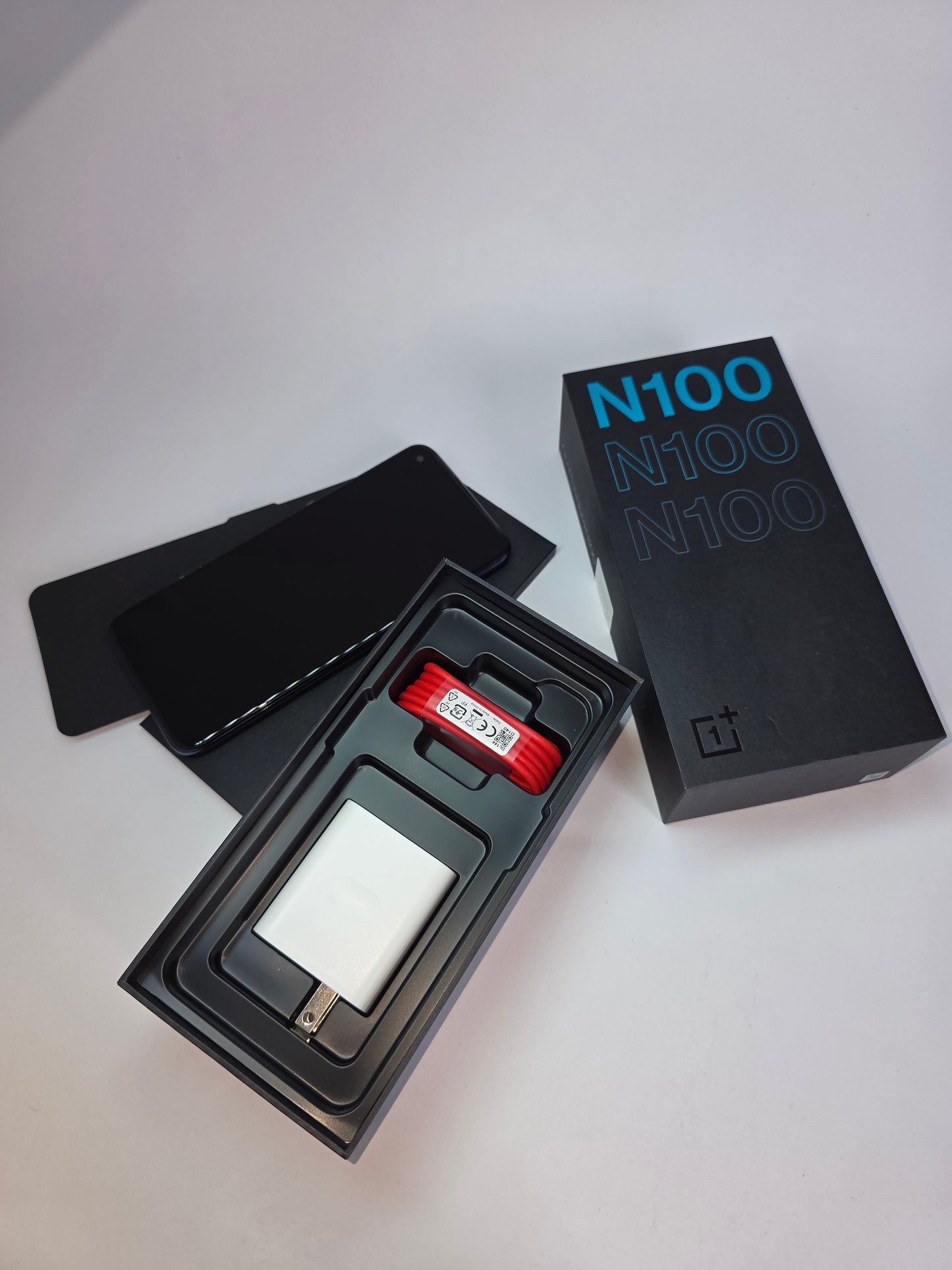 OnePlus N100 – Equipo de Exhibición | 64GB + Cargador Original